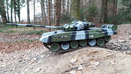 RC tank T-90 on a scale of 1:8, length including additional tanks and cannon 127 cm, width 47 cm, height 36 cm, weight 35 kg, by D. Reist\\n\\n29/01/2022 20:26
